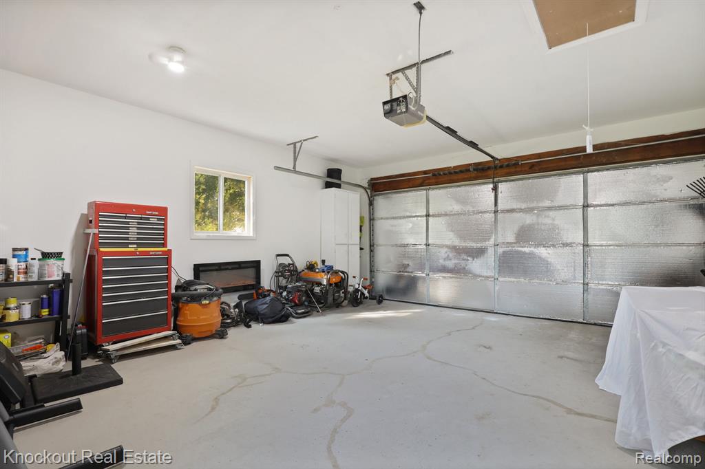 6157 Barker Circle, Waterford, MI 48329 — Photo 35