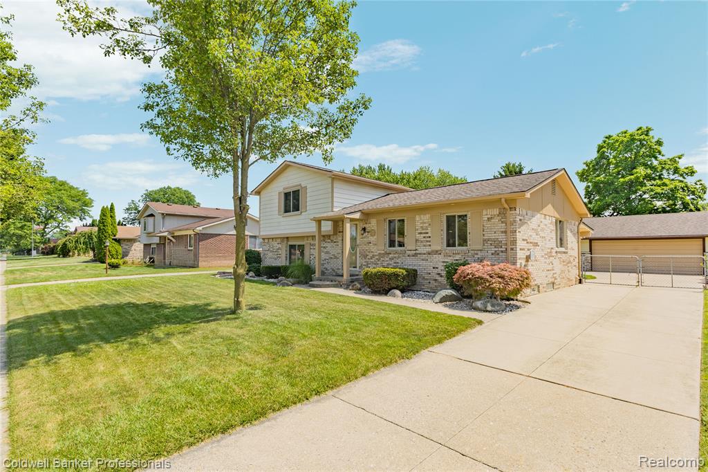 19272 Lloyd Drive, Clinton Twp, MI 48038