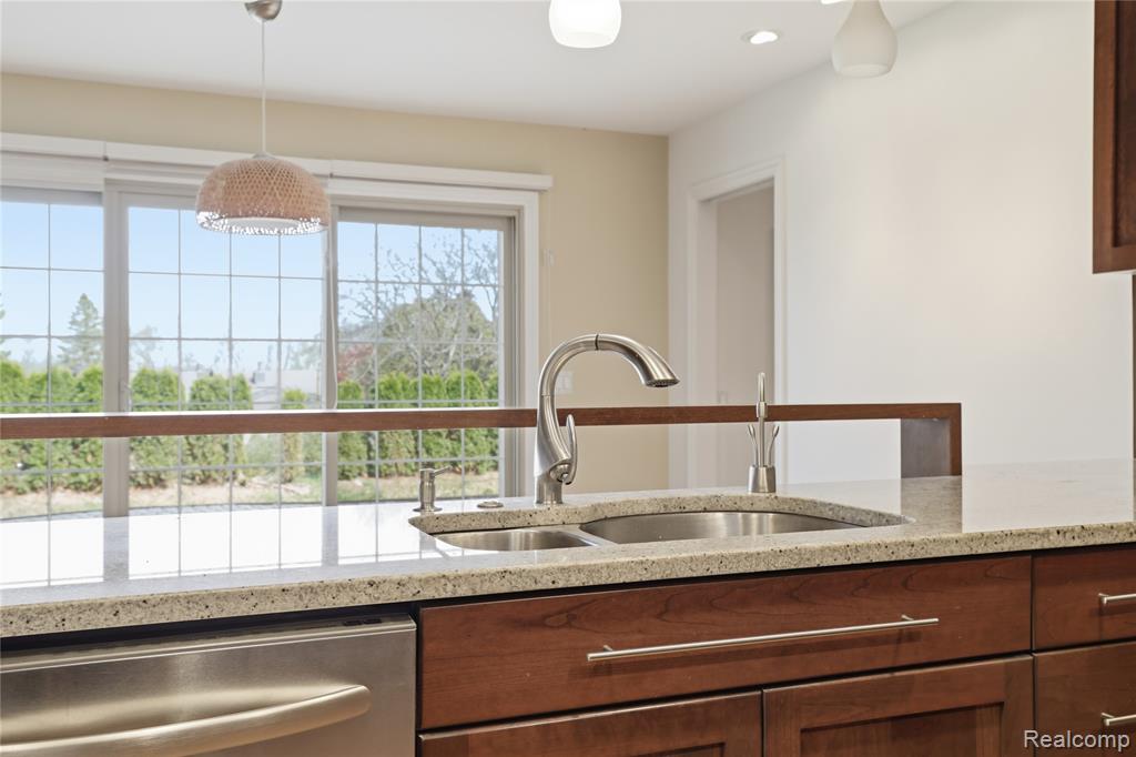 2084 Wabeek Hill Court, Bloomfield Hills, MI 48302 — Photo 24
