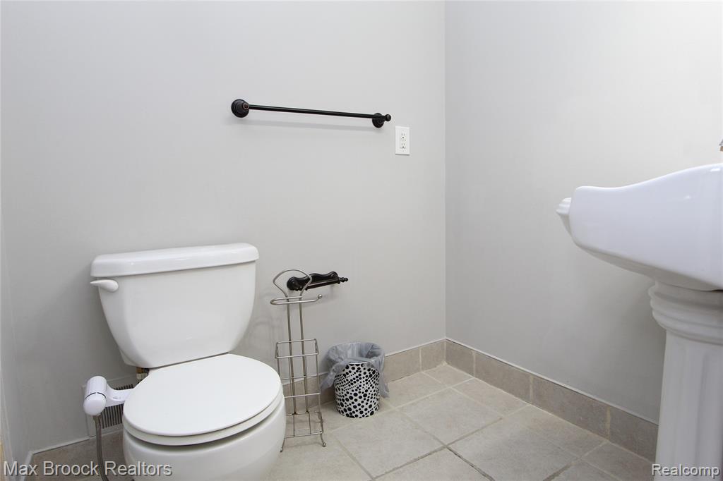 7338 Creek View Court, West Bloomfield, MI — Photo 17