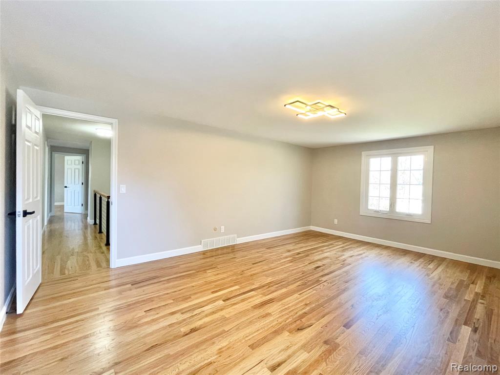 600 SEDGEFIELD Drive, Bloomfield Hills, MI 48304 — Photo 21