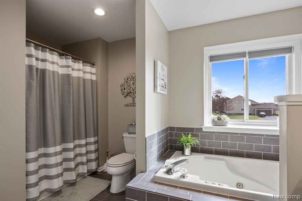 6330 STONEWOOD Drive, White Lake, MI 48383 — Photo 18