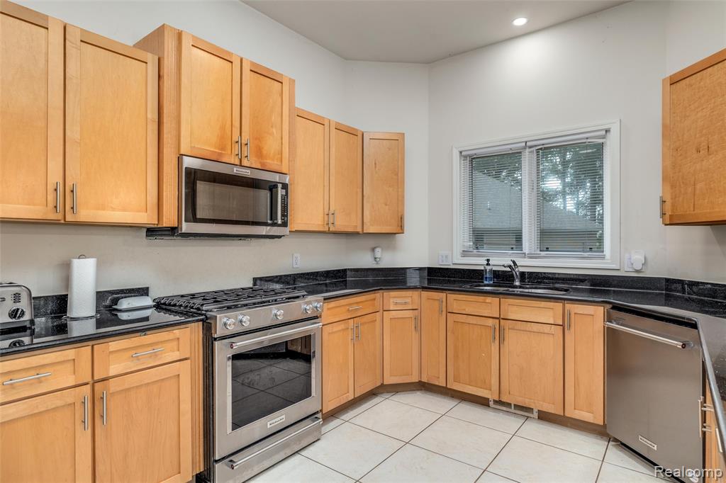 52041 Loon Court, Shelby Twp, MI 48315 — Photo 16