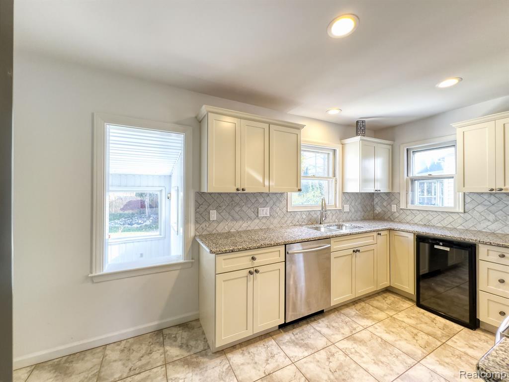 806 N ALTADENA Avenue, Royal Oak, MI 48067 — Photo 14