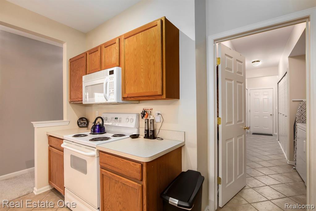 1948 FLAGSTONE Circle, Rochester, MI 48307 — Photo 11