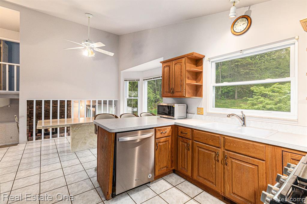 8830 SKYLANE Drive, Brighton, MI 48114 — Photo 9