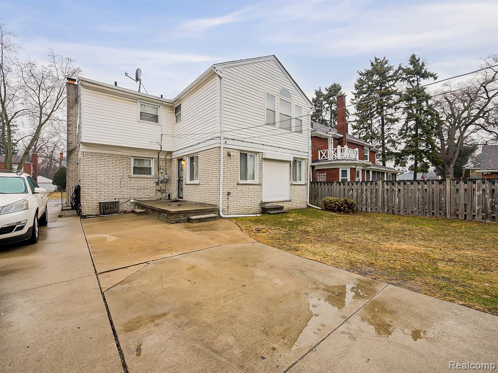 16870 Shaftsbury Avenue, Detroit, MI 48219 — Photo 31