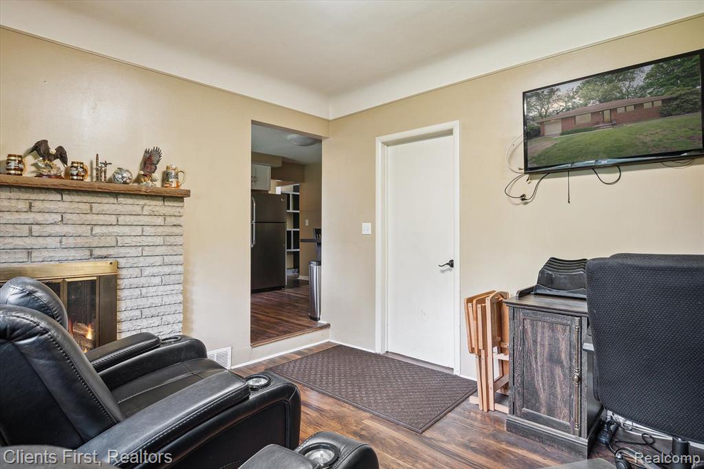 9243 HIX Road, Livonia, MI 48150 — Photo 15