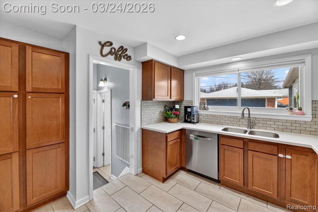 18053 Airport Road, Fraser, MI 48026 — Photo 9
