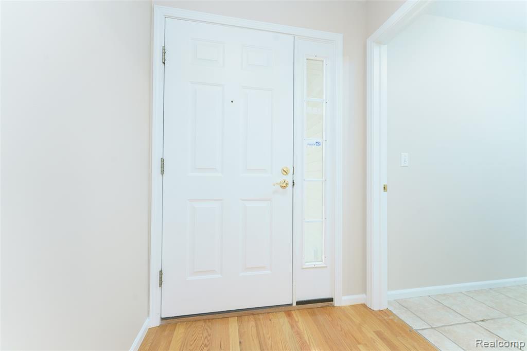 216 Canterbury Court, Linden, MI 48451 — Photo 2