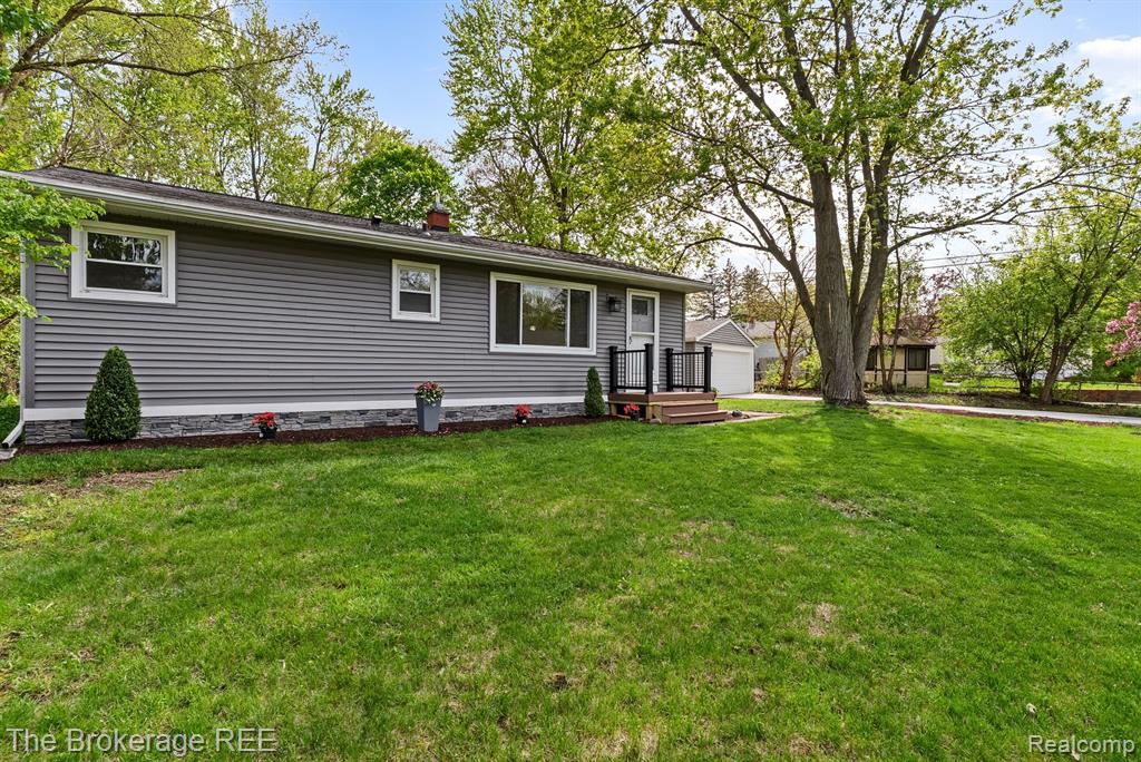 5857 BERKLEY Drive, Waterford, MI 48327 — Photo 2