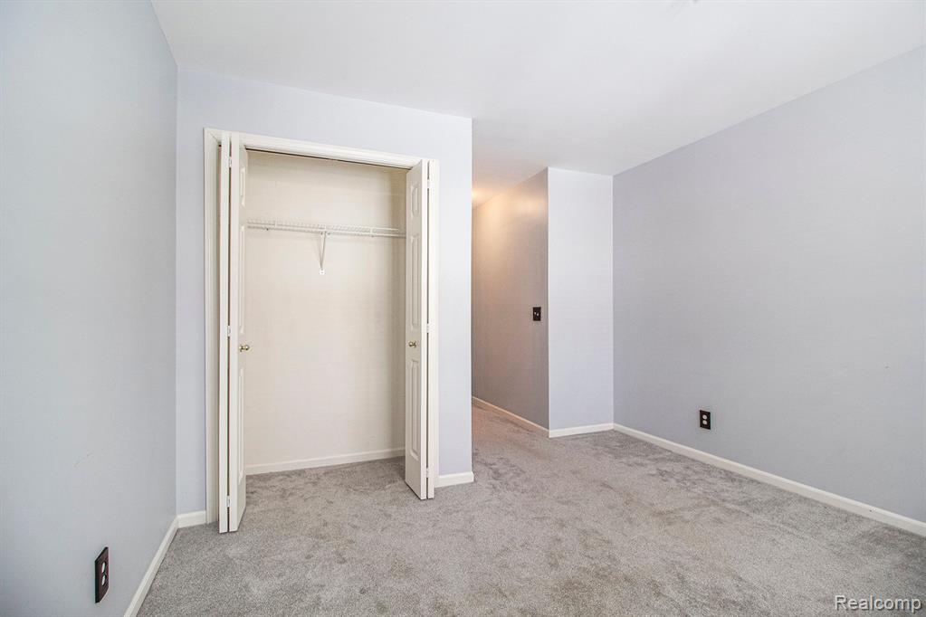 625 VILLAGE Lane, Milford, MI 48381 — Photo 18