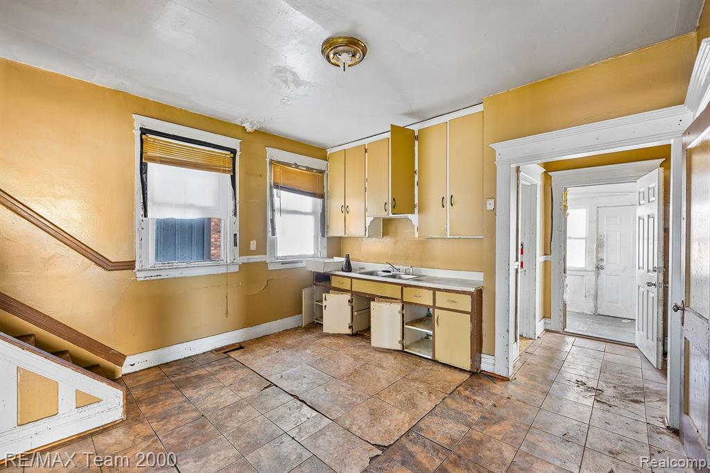 2187 HARDING Street, Detroit, MI 48214 — Photo 11
