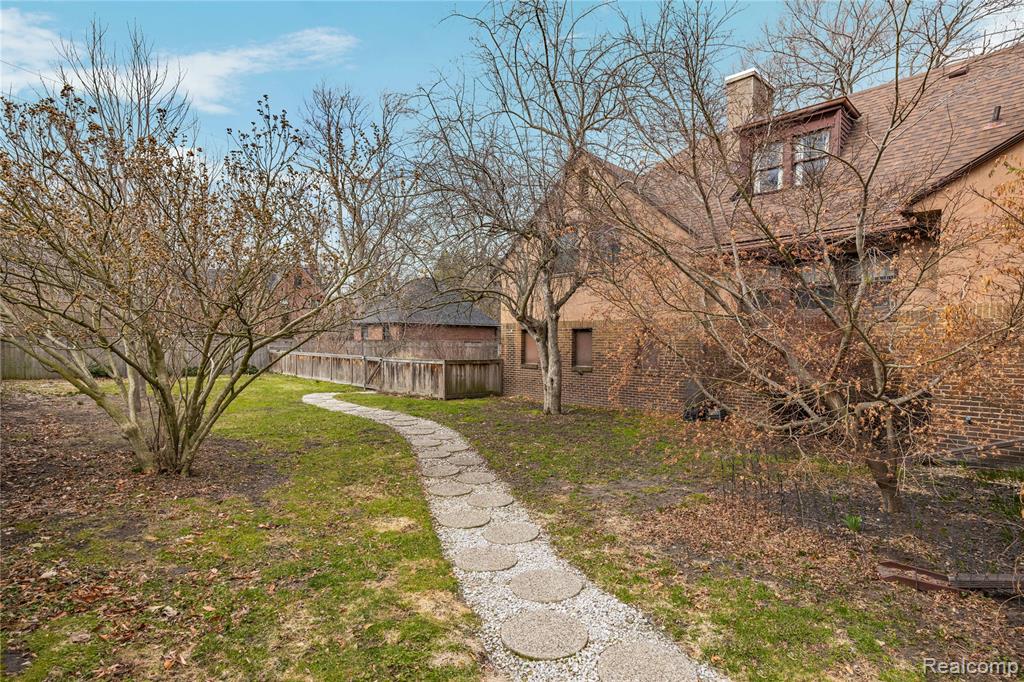2475 Iroquois Street, Detroit, MI 48214 — Photo 95