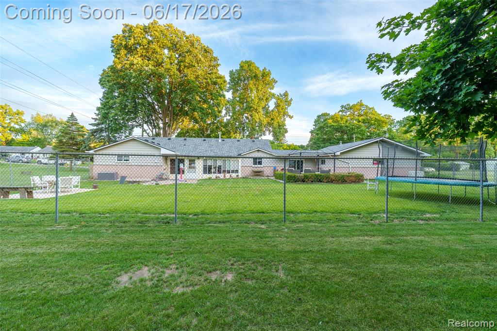 921 E Northfield Avenue, Pontiac, MI 48340 — Photo 2