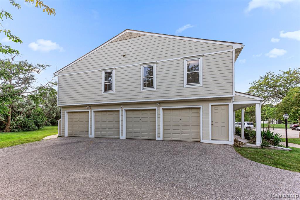 39523 VILLAGE WOOD Road, Novi, MI — Photo 22