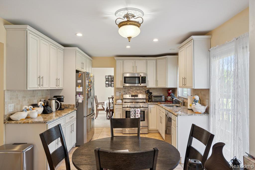 8979 BROUGHAM Drive, Sterling Heights, MI 48312 — Photo 16