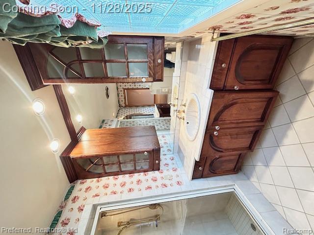 6800 Crestway Drive, Bloomfield, MI 48301 — Photo 38