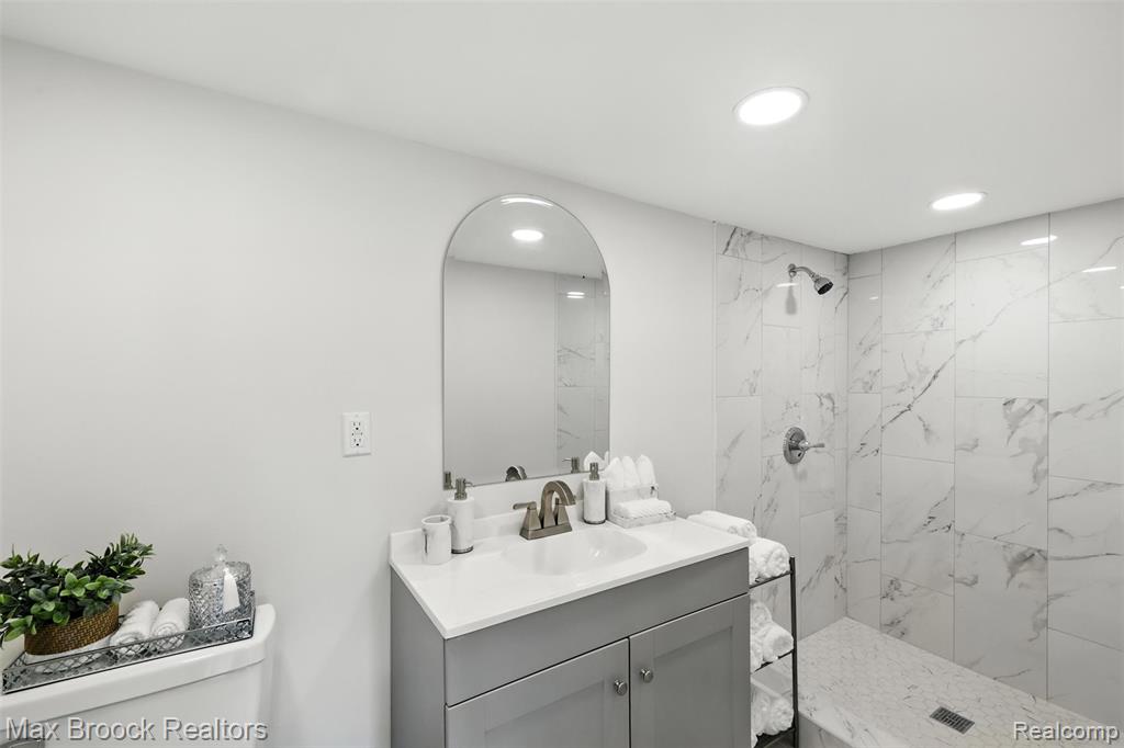 5561 Delmas Road, Clarkston, MI 48348 — Photo 31