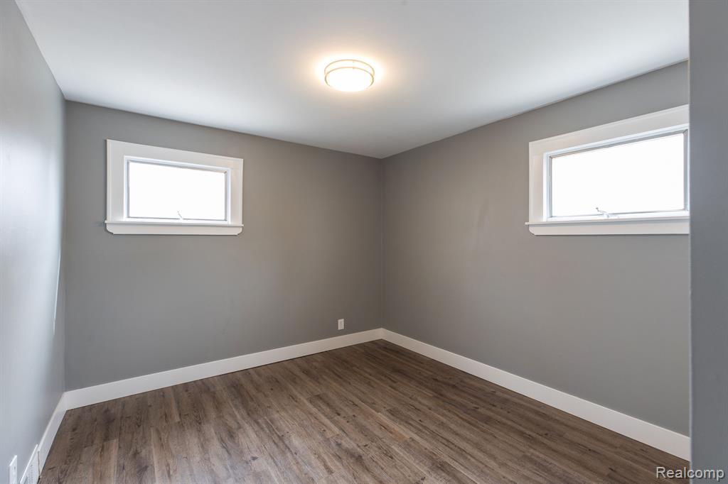 9046 LOUISE Street, Livonia, MI 48150 — Photo 13
