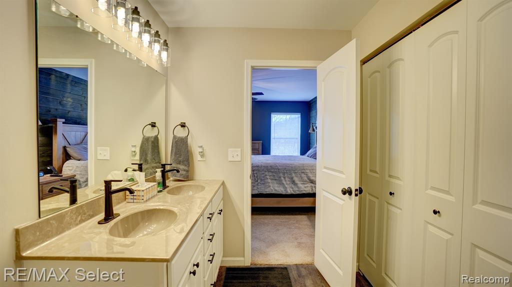 7115 GLENMEADOW Court, Grand Blanc, MI 48439 — Photo 11