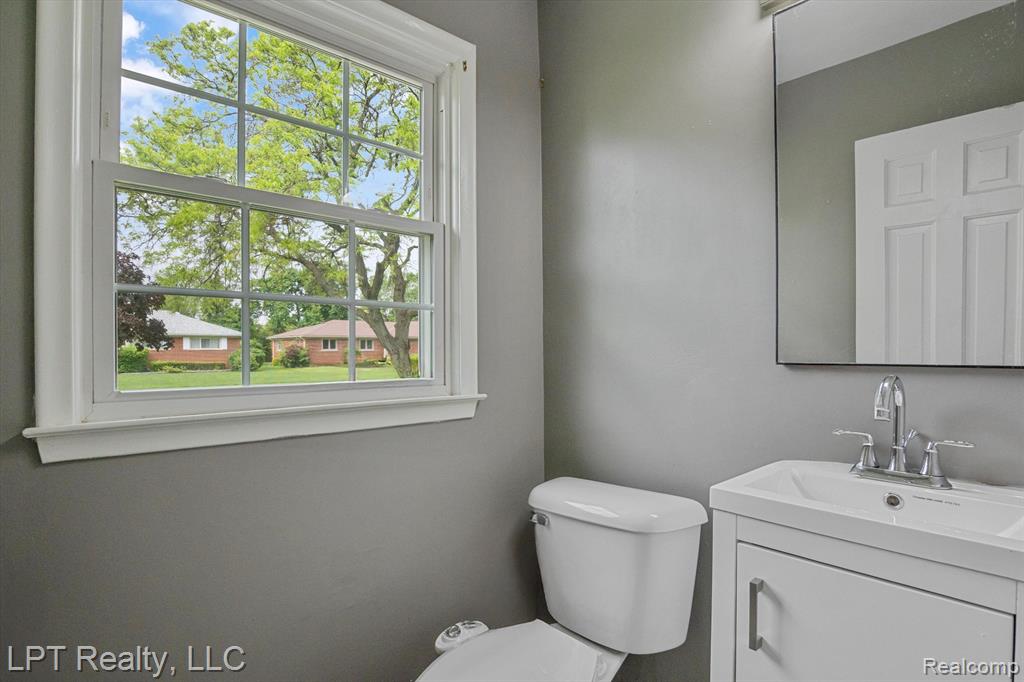 18441 ROSELAND Boulevard, Lathrup Village, MI 48076 — Photo 29