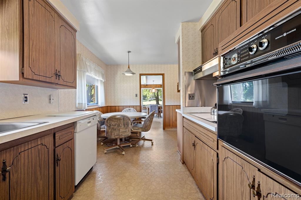 6248 LIVERNOIS Road, Troy, MI 48098 — Photo 14