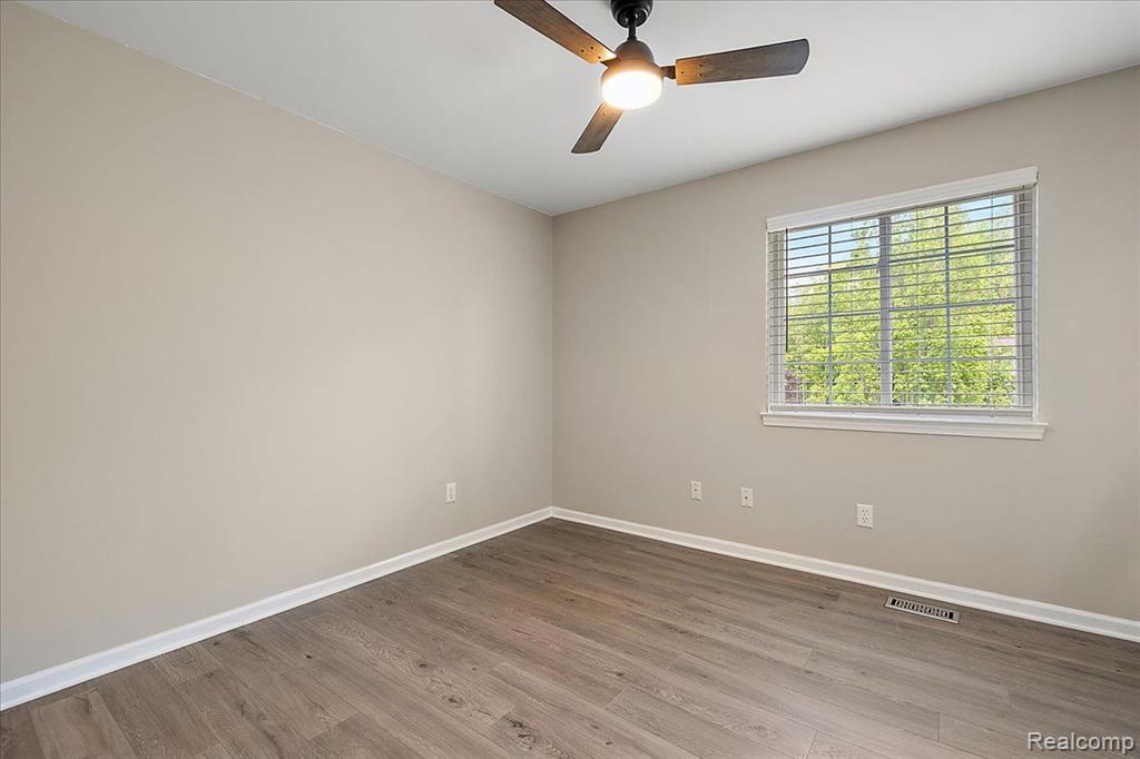 457 Cove View Drive, Waterford, MI 48327 — Photo 24
