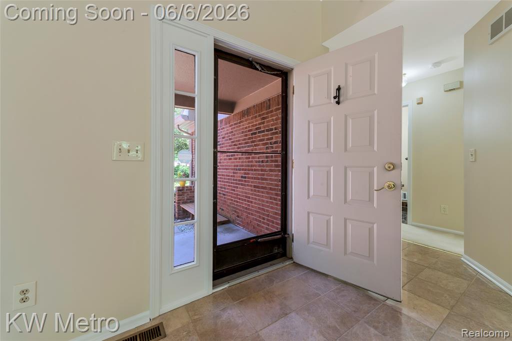 7348 Meadowridge Circle, West Bloomfield, MI — Photo 7