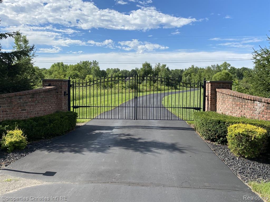 59801 E 8 MILE Road, South Lyon, MI 48178 — Photo 2