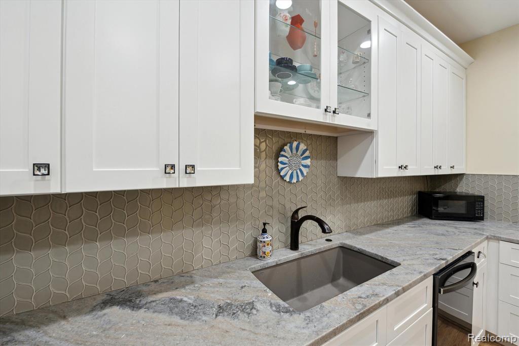 31187 LIVINGSTON Drive, Novi, MI 48377 — Photo 5