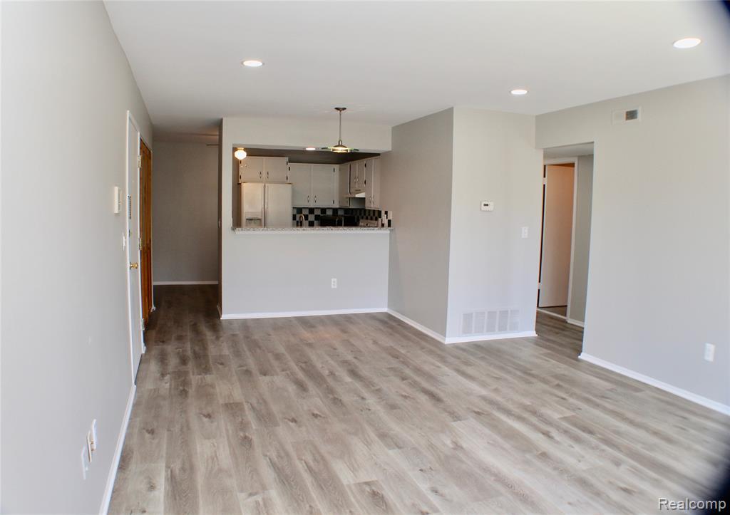 832 BLOOMFIELD VILLAGE BLVD APT F, Auburn Hills, MI 48326 — Photo 3