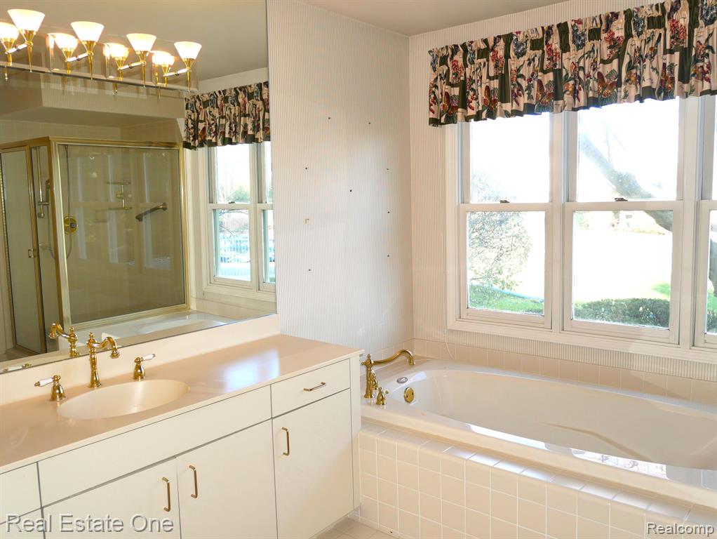 7383 SIMSBURY Drive, West Bloomfield, MI — Photo 24