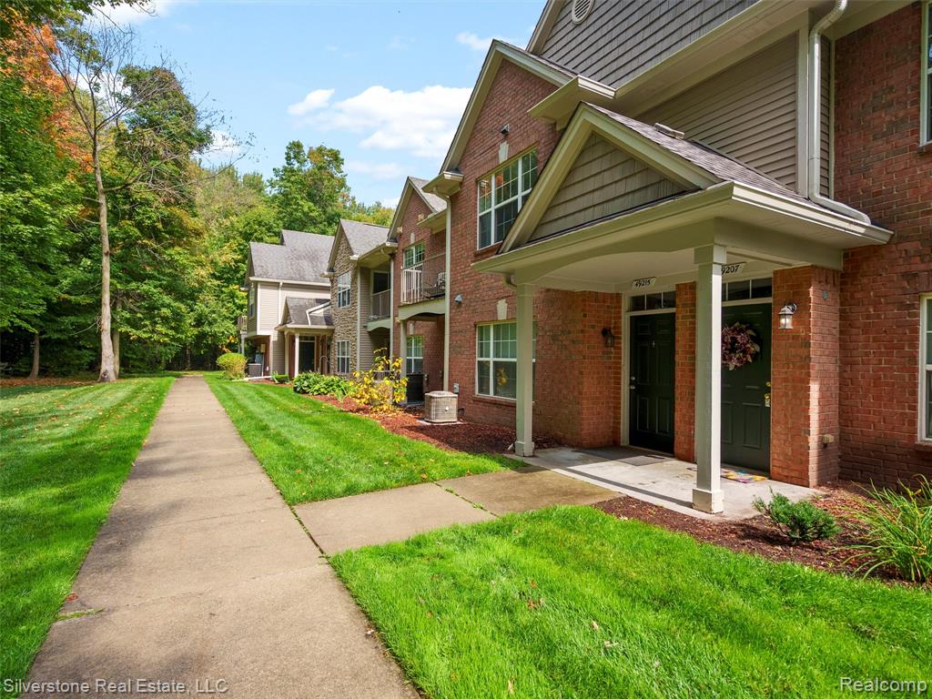 49207 W Woods Drive, Shelby Twp, MI 48317 — Photo 2