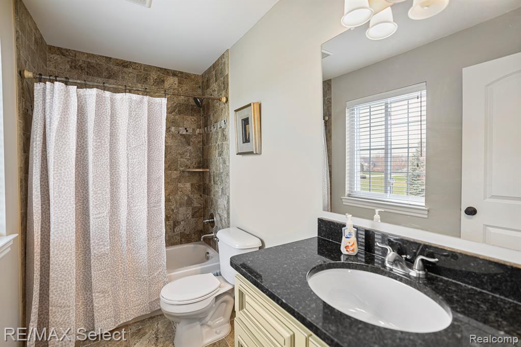 9212 HIDDEN OAKS Drive, Grand Blanc, MI 48439 — Photo 25