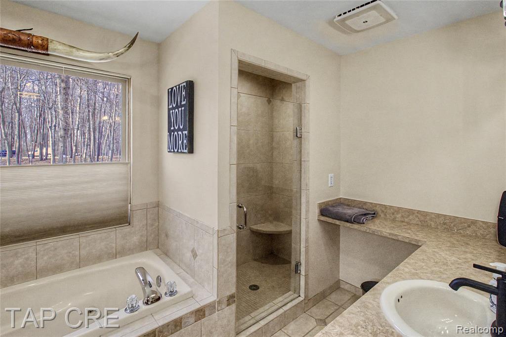 6417 Foxhollow Court, East China, MI — Photo 12