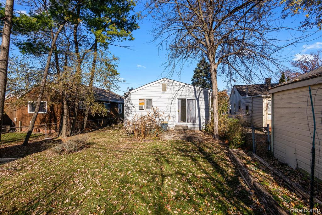 20842 Ridgemont Road, Harper Woods, MI 48225 — Photo 22