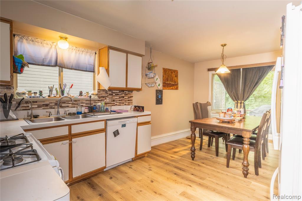 4621 Dickerson Avenue, Waterford, MI 48328 — Photo 8
