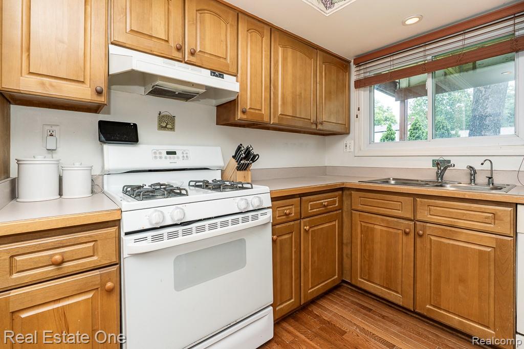 42514 Freeport Drive, Sterling Heights, MI 48313 — Photo 19