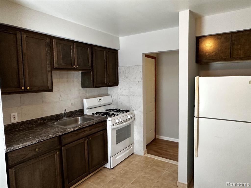 68250 GRAND TRUNK UNIT 4 Avenue, Richmond, MI 48062 — Photo 4