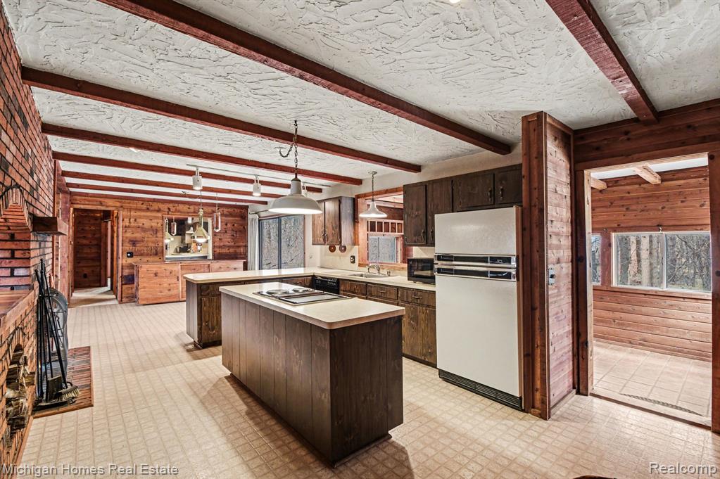 885 Rustic Village Lane, Lake Orion, MI 48362 — Photo 9