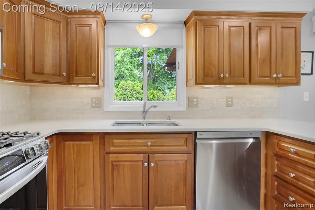399 Silvervale Drive, Rochester Hills, MI 48309 — Photo 11