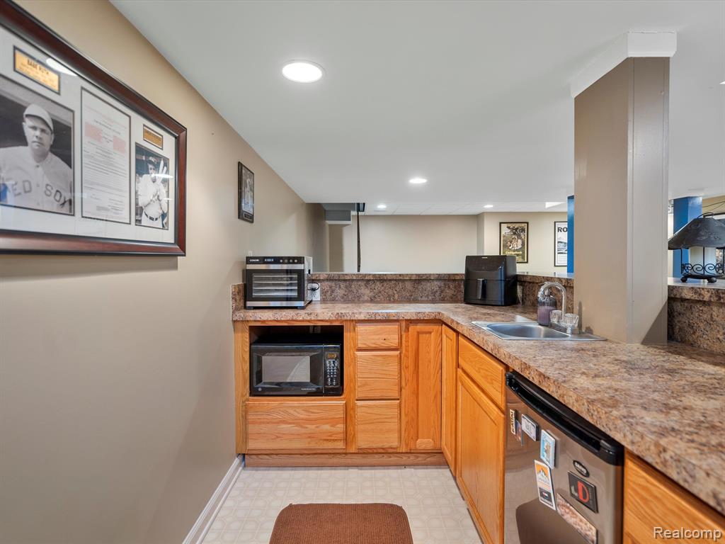 6792 PINE WAY Drive, Troy, MI 48098 — Photo 30