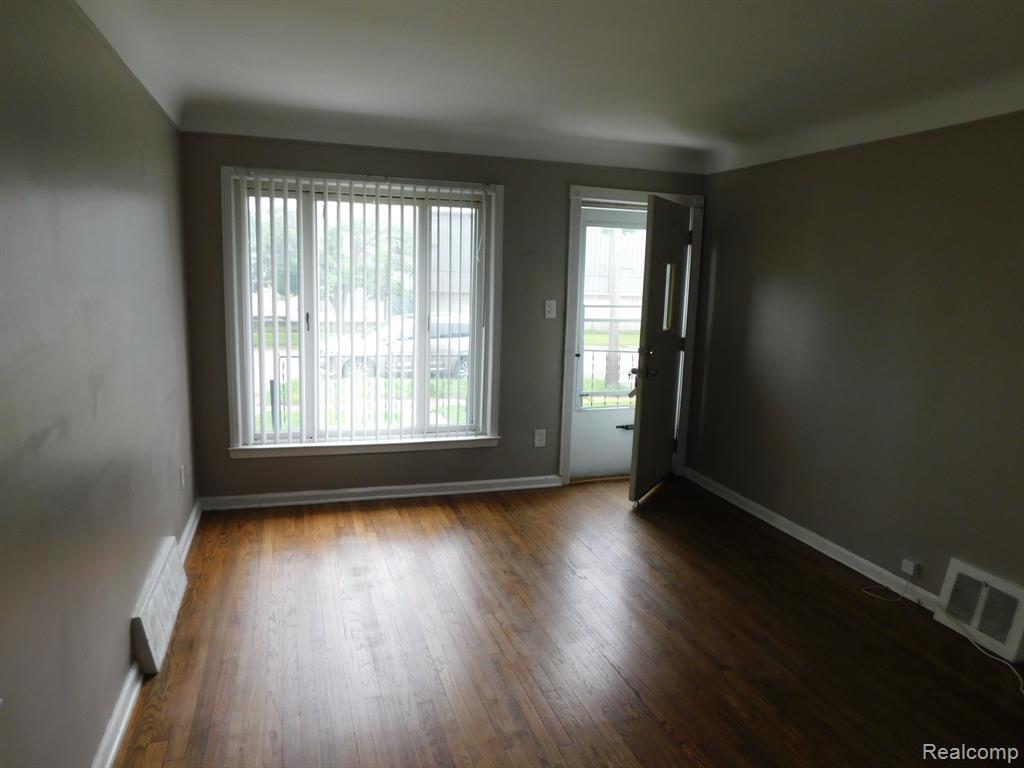813 E MUIR Avenue, Hazel Park, MI 48030 — Photo 3