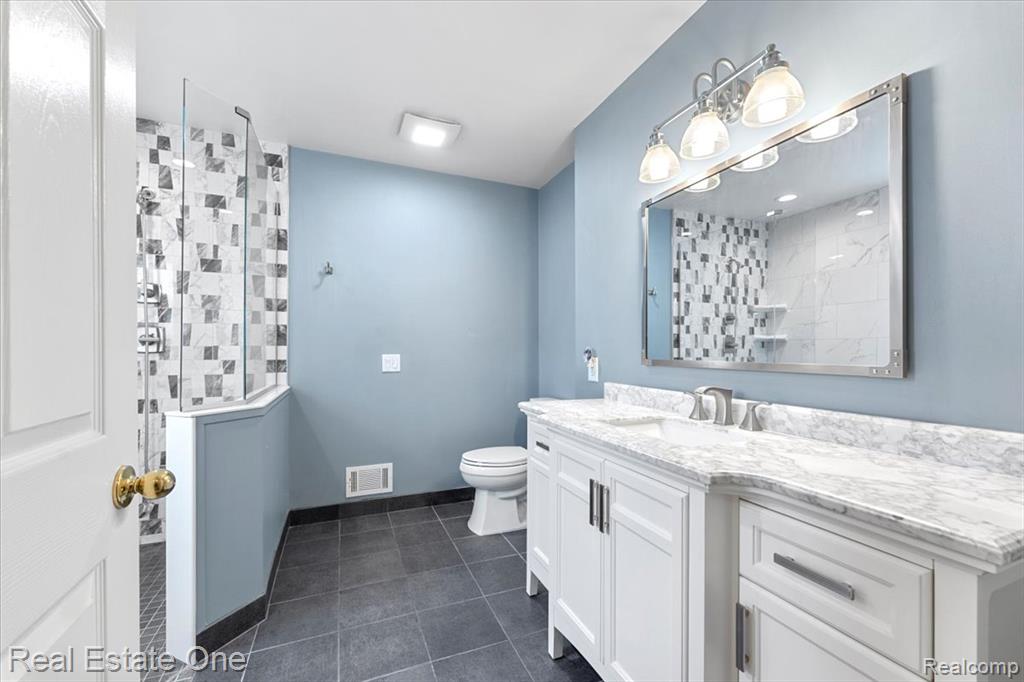 30026 Huron Meadows Drive, Rockwood, MI — Photo 18
