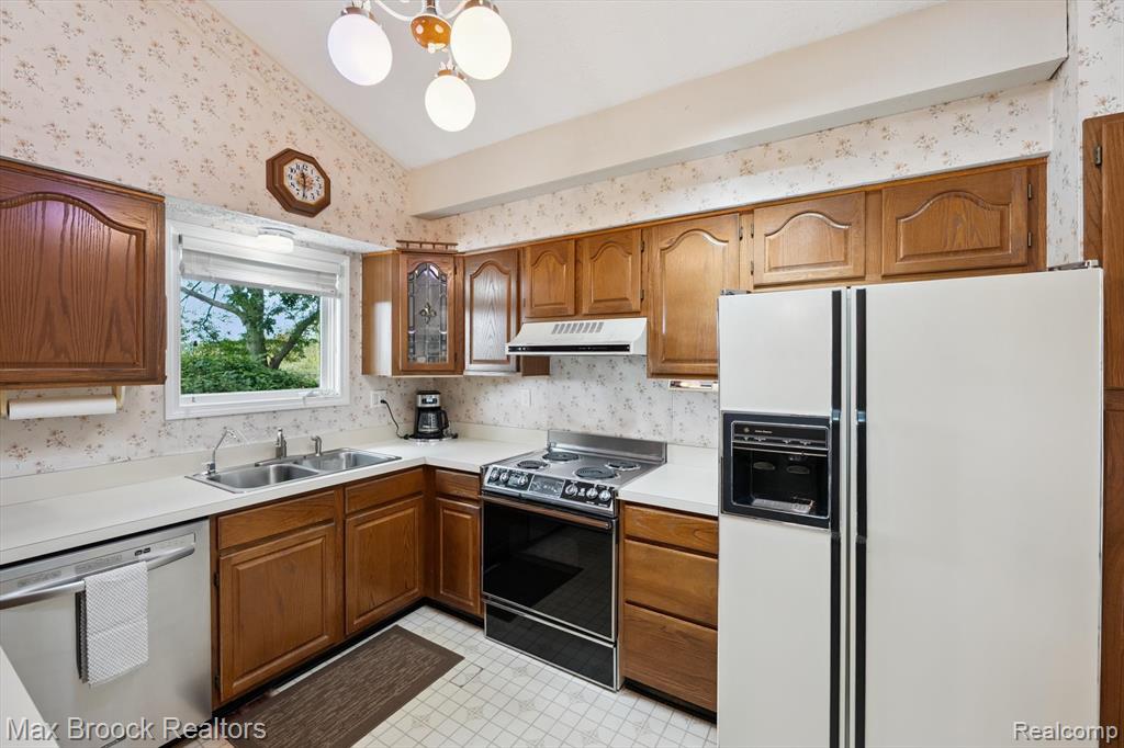 6026 Venice Drive, Commerce Twp, MI 48382 — Photo 17