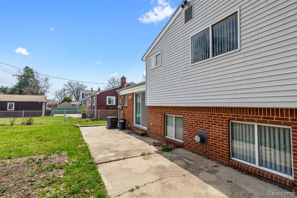 635 HECHT Drive, Madison Heights, MI 48071 — Photo 19