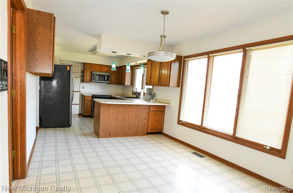 22200 Heatheridge, Farmington, MI 48167 — Photo 13
