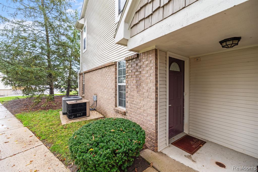 217 OAKBROOKE Drive, 2, South Lyon, MI 48178 — Photo 4