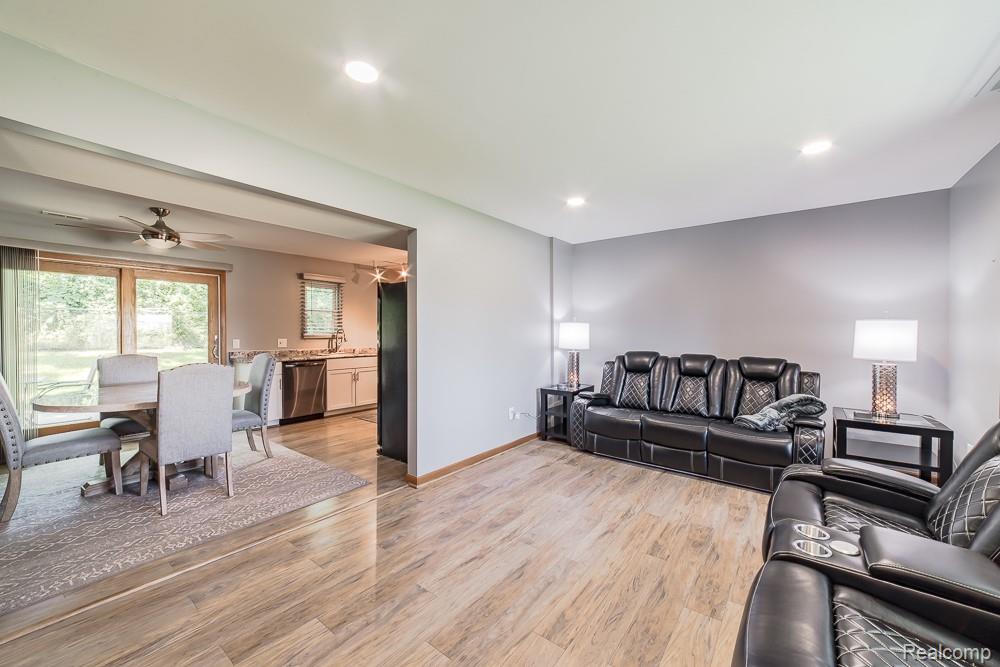 1034 Parkway, Waterford, MI 48328 — Photo 4
